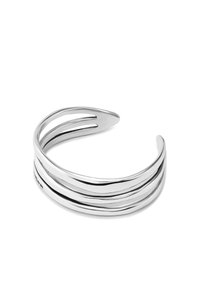 Bracelet en argent poli avec trois bandes ondulées, présentant une texture lisse et brillante et des extrémités ouvertes pour un ajustement réglable.