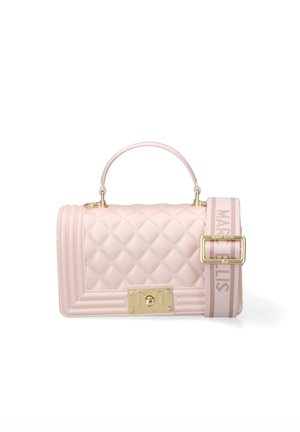 Sac à main matelassé rose pâle avec poignée supérieure, fermoir doré et bandoulière amovible arborant la marque "Marc Ellis" dans des tons roses assortis.