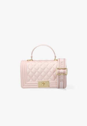 Sac à main matelassé rose pâle avec poignée supérieure, fermoir doré et bandoulière amovible arborant la marque "Marc Ellis" dans des tons roses assortis.