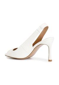 Pantof high-heel din piele albă, cu slingback și vârf decupat, textură netedă și toc conic. Prezintă un design minimalist cu curea elastică.