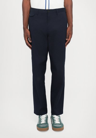 Marineblauwe broek gemaakt van een gladde stof met een recht model, voorzien van zijzakken en een knoopsluiting aan de voorkant.
