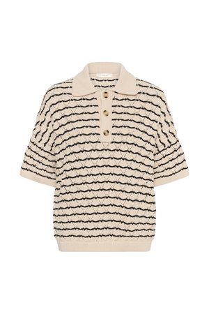 Bež kratka pletena polo majica s teksturiranimi črnimi horizontalnimi cik-cak črtami in tremi rjavimi gumbi na sprednji zapenjni.