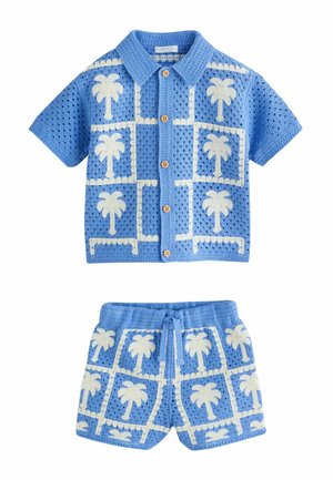 Set albastru de cămașă cu mâneci scurte și nasturi croșetați și pantaloni scurți, cu modele albe de palmieri în grile pătrate, având nasturi de lemn și șnur reglabil.