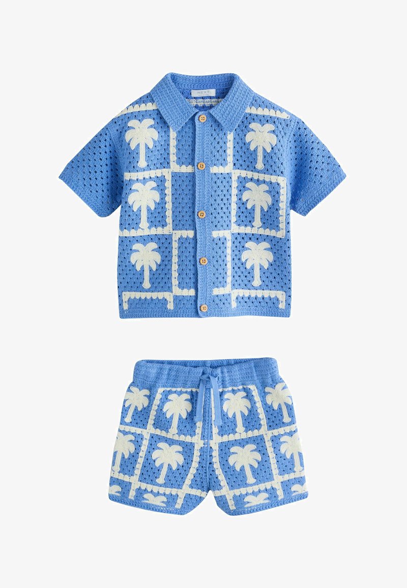 Ensemble de chemise à manches courtes boutonnée et short en crochet bleu avec motifs de palmiers blancs en quadrillage, doté de boutons en bois et d'un cordon de serrage.