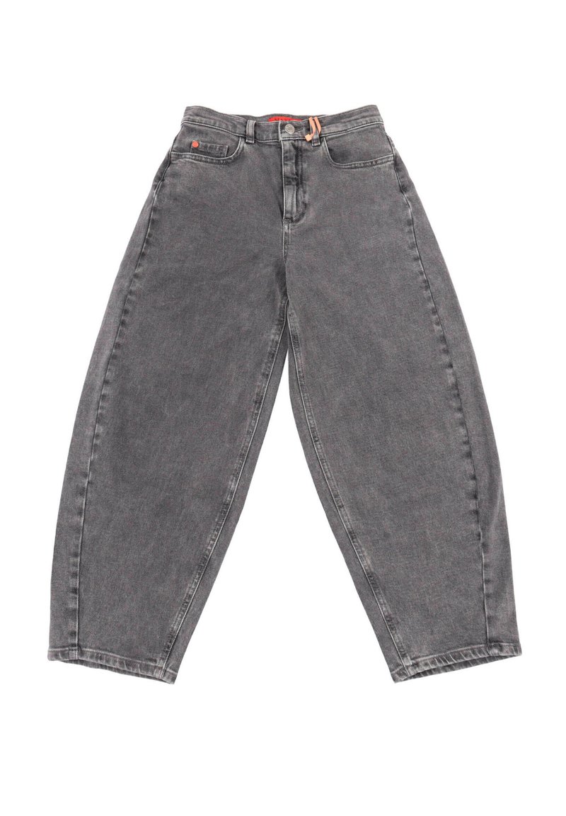 Jeans in denim grigio antracite a vestibilità ampia con chiusura a bottone frontale, zip e design a cinque tasche, disposti piatti su sfondo bianco.