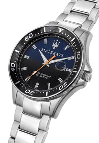 Orologio Maserati con bracciale in acciaio inossidabile, quadrante nero e blu, dettagli arancioni e resistenza all'acqua fino a 100 metri. Design classico.