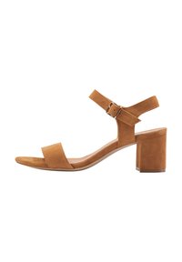 Tan suède hielsandalen met een open teen, een brede voorkantband, een verstelbare enkelband en een stevige blokhak.