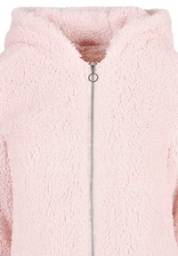 Sudadera con cremallera de felpa rosa, con un tejido texturizado y suave, cremallera plateada y capucha. Sin bolsillos visibles ni embellishments adicionales.