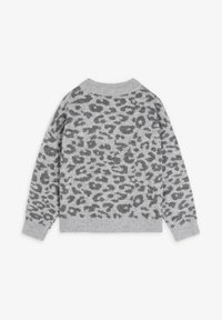 Suéter de punto gris con un patrón de leopardo texturizado en gris más oscuro, que presenta un cuello y puños acanalados, diseñado para la comodidad.