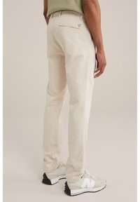 WE Fashion THE JOG - Hlače chino - white