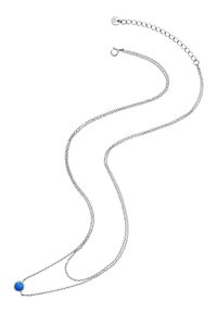 Silverfärgad kedjanhängsmycke med en blå sten som hänge. Kedjan har ett texturerat mönster och en säker låsning med justerbar längd.