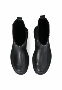 Stivali alla caviglia in pelle nera con texture liscia, punta tonda e cuciture sottili lungo i lati. Senza hardware o ornamenti visibili.