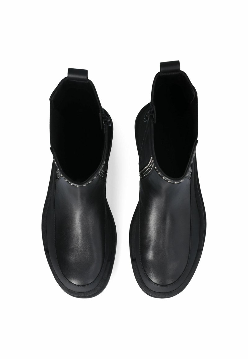 Bottes noires en cuir à la cheville avec une texture lisse, un bout rond et des coutures discrètes sur les côtés. Pas de quincaillerie ou d'accents visibles.