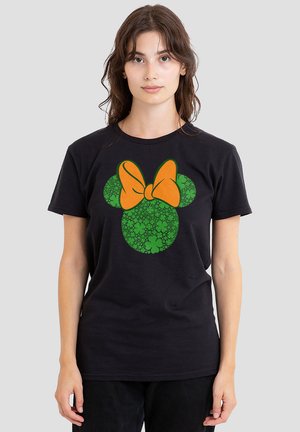Schwarzes T-Shirt mit einem grünblumigen Mickey-Mouse-Kopf und einer orangefarbenen Schleife in der Mitte. Aus Baumwolle gefertigt mit Rundhalsausschnitt.