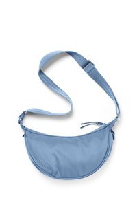 Modrý nylonový bedrový batoh v tvare polmesiaca, s nastaviteľným popruhom, zipsom na zatváranie a hladkou štruktúrou. Minimalistický dizajn, bez viditeľných vzorov.