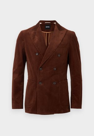 Blazer marrón de pana de doble botonadura con solapas de pico, seis botones, dos bolsillos de parche delanteros y etiqueta BOSS en el interior del cuello.