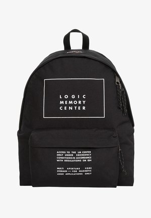 Czarny plecak z białym napisem "LOGIC MEMORY CENTER" w prostokątnym obrysie oraz dodatkowymi małymi białymi napisami na przedniej kieszeni.