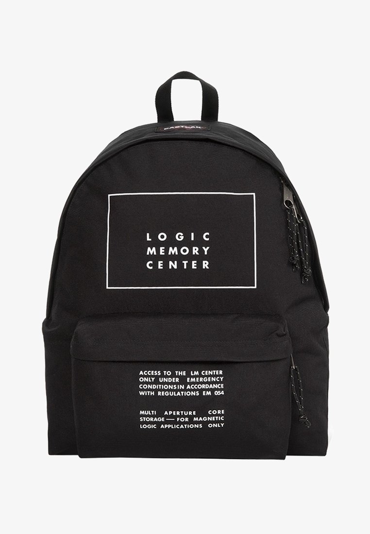 Sac à dos noir avec texte blanc "LOGIC MEMORY CENTER" dans un encadré rectangulaire et texte blanc supplémentaire de petite taille sur la poche avant.