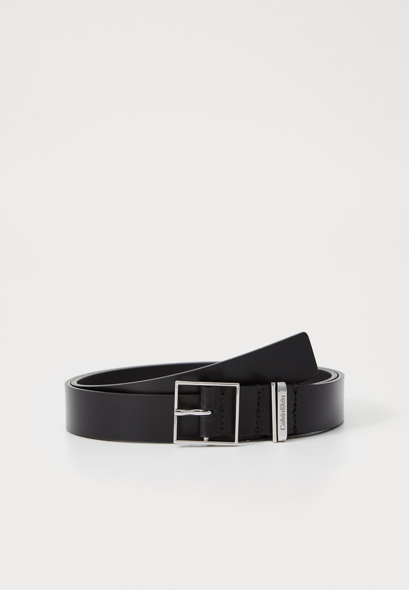 Ceinture en cuir noir avec une boucle rectangulaire en argent brillant, présentant un bord cousu et un accent en métal avec le logo de la marque.