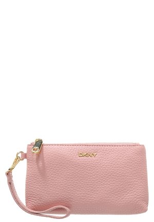 Roze gestructureerde polstasje met gouden ritssluiting, afneembare riem en gouden DKNY-logo aan de voorkant.