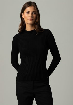 Schwarzer gerippter Strickpullover mit Rundhalsausschnitt, langen Ärmeln und taillierter Passform. Feine Textur mit kleinem Logo am Saum.