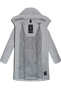Sivi puffer jakna s kapuljačom, koja ima prednji zatvarač, quiltirani dizajn i glatku unutarnju podstavu. Uključuje oznaku s detaljima brenda.