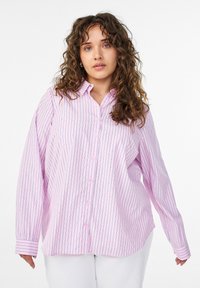 Lichtroze overhemd met knopen en dunne verticale strepen in marineblauw. Voorzien van een kraag, lange mouwen en een losse pasvorm. De textuurstoffen bevatten kleine versieringen.