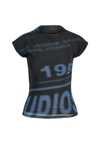 Černé přiléhavé tričko s krátkým rukávem, se modrým pixelovaným textem a čísly, včetně "199" a částečného slova "STUDIOS" na přední straně.