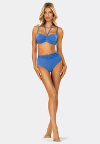 Niebieski zestaw bikini z topem z twistem z regulowanymi ramiączkami oraz wysokimi majtkami z marszczeniem. Gładka faktura materiału.