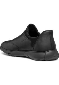 Scarpa nera in pelle con un design morbido e curvato. Presenta una suola imbottita e pannelli in rete elastica per flessibilità e comfort.