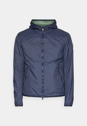 Giacca leggera blu navy con chiusura a zip, cappuccio e foderatura interna verde. Presenta due tasche laterali e polsini elasticizzati.