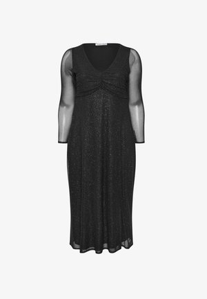 Czarna sukienka z dekoltem w serek i przezroczystymi rękawami o długości trzy czwarte. Materiał ma subtelny połysk i marszczenia w okolicy biustu, opadając w stronę hemu.