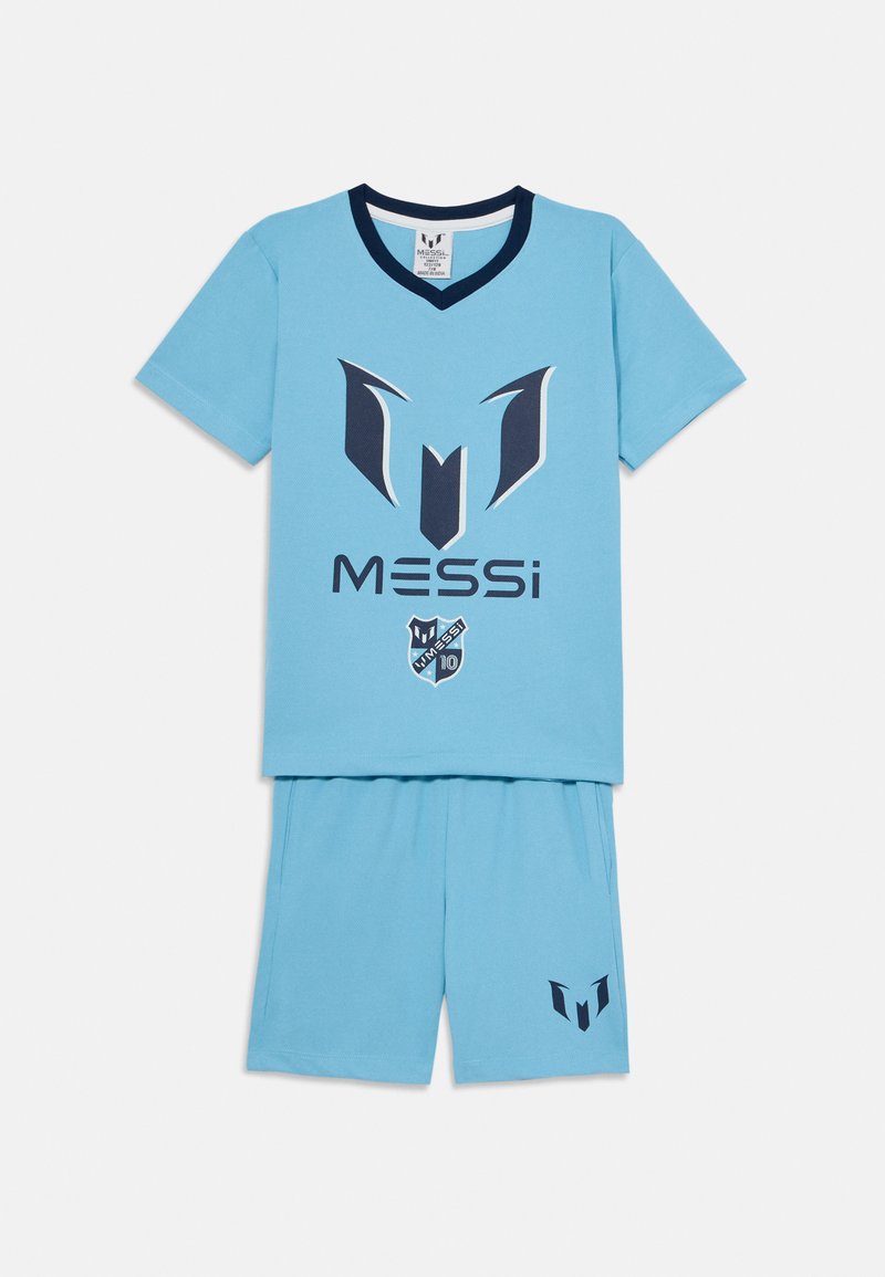 Gaiši zils džersija krekliņš un šortos, kas izgatavoti no kokvilnas. Krekliņam ir tumši zilā krāsā grafiskais logos "MESSi" un saskaņoti akcenti šortos.