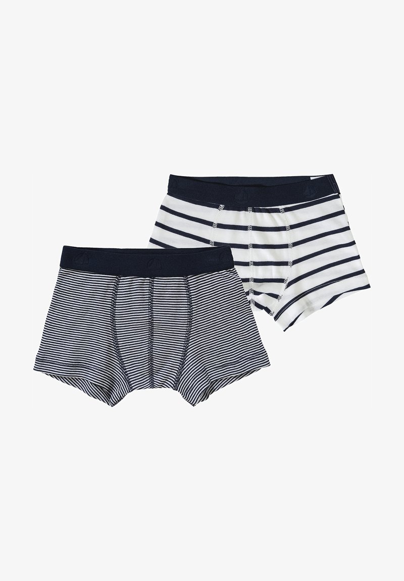 Divi vīriešu bokseri: vieni tumši zili ar baltām horizontālām svītrām un vieni baltie ar tumši ziliem vertikāliem svītrojumiem, abi ar elastīgām jostām.