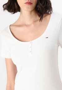 Tommy Jeans SLIM HENLEY - T-shirts - white