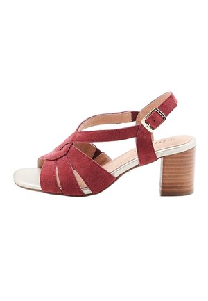 Sandalia de mujer en ante rojo con punta abierta, tacón ancho de madera, múltiples tiras y correa ajustable con hebilla en el tobillo.