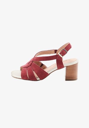 Dames rood suède sandaal met open teen, blokhouten hak, meerdere riemen en verstelbare enkelriem met gesp.