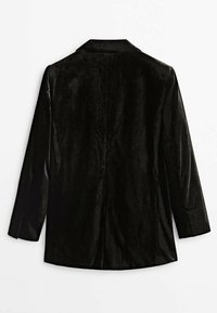 Blazer en velours noir, à simple boutonnage avec un col cranté, manches longues et une fente au dos. Texture lisse, éclat doux, design épuré.