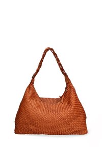 Geweven leren handtas in een warme oranje-bruine kleur, met een gevlochten handvat en een ruime, gebogen vorm.