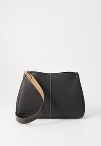 Borsa nera con texture, dotata di una tracolla in marrone chiaro, caratterizzata da un design semplice e cuciture a contrasto; apertura superiore per un facile accesso.