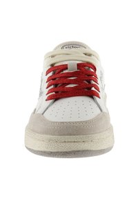 Zapatilla blanca con cordones rojos, con acentos de ante, caja del dedo perforada y suela de goma texturizada. Logo visible en la lengüeta.