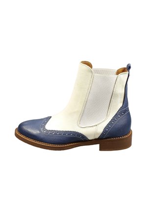 Stivale Chelsea bicolore con punta e tallone in pelle blu, pannelli laterali elastici bianchi, dettagli brogue e suola marrone a tacco basso.