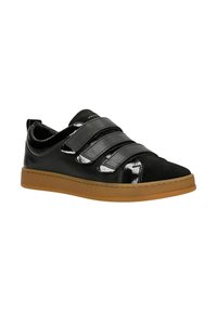 Černé slip-on tenisky s třemi černými lesklými pásky, texturovanou černou semišovou špičkou a gumovou podrážkou.