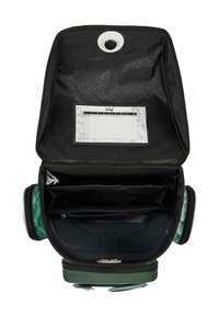 Zaino verde con interno nero, dotato di più scomparti, tasca per il calendario e meccanismo di chiusura circolare.