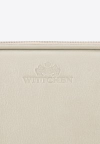 Portafoglio beige testurizzato con logo "WITTCHEN" in rilievo, dotato di chiusura a zip nella parte superiore, su una superficie in materiale sintetico liscio.