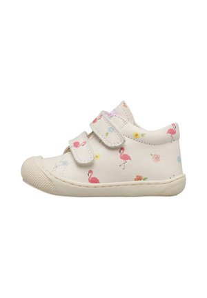 Chaussure blanche pour tout-petit avec deux sangles en velcro, décorée de flamants roses et de petites fleurs colorées, semelle en caoutchouc et bout renforcé.
