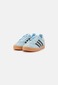 adidas Originals GAZELLE KIDS - Baskets basses - clear sky/core black/solar orange