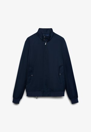 Giacca bomber blu navy in tessuto liscio con collo alto, cerniera argentata e bottoni a pressione. Include due tasche frontali.