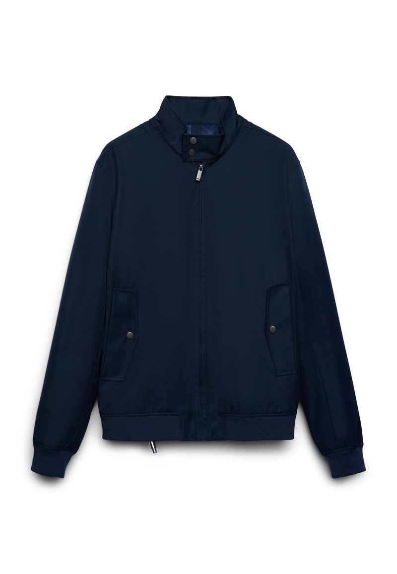 Giacca bomber blu navy in tessuto liscio con collo alto, cerniera argentata e bottoni a pressione. Include due tasche frontali.