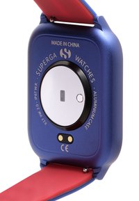 Blauwe aluminium horlogekast met een ronde wijzerplaat, zilveren accenten en een rode siliconen band. Bevat een drukknop en heeft een waterdichtheidsmarkering.